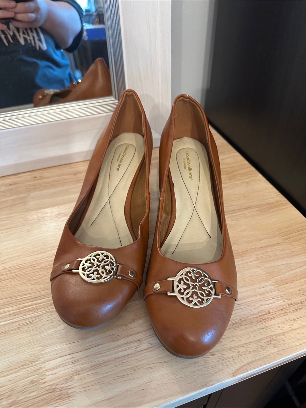 11W Women’s Tan Leather closed toe block heel Avenue cloud walkers